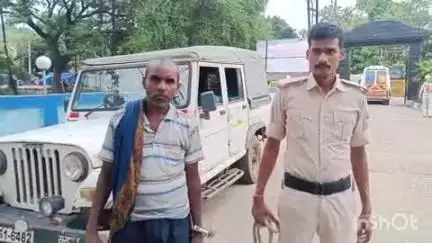 बांका: खेमीचक गांव में उत्पाद विभाग ने एक व्यक्ति को एक बोतल शराब के साथ किया गिरफ्तार