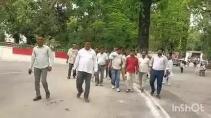 बहराइच: कलेक्ट्रेट कार्यालय पहुंचे फुटकर खाद विक्रेता संघ के पदाधिकारियों ने 10 सूत्री मांगों का मजिस्ट्रेट को सौंपा ज्ञापन