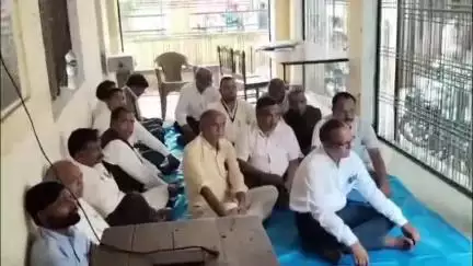 बेल्थरा रोड: अधिवक्ता वकार अहमद पर मुकदमा के खिलाफ अधिवक्ताओं ने तहसील में शुरू किया संघर्ष आंदोलन, धरना प्रदर्शन में दिखाई एकजुटता