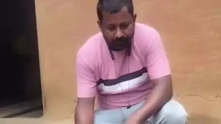 सरायकेला: छोटा दावना पंचायत के मिर्गी में दुर्लभ सफेद कोबरा एक घर में घुसा, पानी पिलाकर किया रेस्क्यू