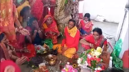 चंदनकियारी: भोजूडीह शिव मंदिर में बंगाली हिंदू त्योहार बिपत्तारीनी पूजा के लिए उमड़ी महिलाओं की भीड़
