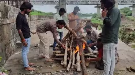 मंदसौर: किटियानी में करंट लगने से बिजली के पोल पर बंदर की मौत, सीतामऊ फाटक मुक्तिधाम पर हुआ अंतिम संस्कार