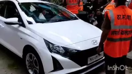 ठाणे: नौपाडा येथे बँकेसमोर कोसळले भले मोठे झाड, सुदैवाने मोठा अनर्थ टळला,परंतु दोन गाड्यांचे नुकसान