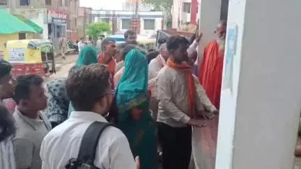 फतेहाबाद: फतेहाबाद के ग्राम बरना में अवैध शराब की बिक्री पर ग्रामीणों ने थाना फतेहाबाद पर किया हंगामा, सौंपा शिकायती पत्र