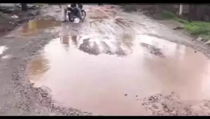करौली: करौली हाइवे जुंग्गीनपुरा से लेकर पांचना तक हाइवे गड्ढों में तब्दील टोल वशूलते है पूरा वाहन चालक परेशान#Jansamasya