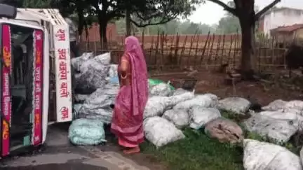 नावाडीह: कोदवाडीह में अवैध कोयला लदा पिकअप वैन पलटा, ग्रामीणों को पुलिस पर संदेह