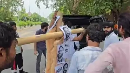 झज्जर: आंदोलनरत छात्रों के समर्थन में उतरा छात्र संगठन, झज्जर में NSUI ने फूंका सीएम और भाजपा सरकार का पुतला