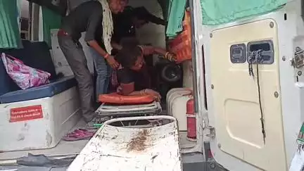 जलेसर: गांव इसौली के समीप सामने आ रहे वाहन को बचाने के कारण ई-रिक्शा अनियंत्रित होकर पलटा, महिला सहित 3 लोग गंभीर घायल