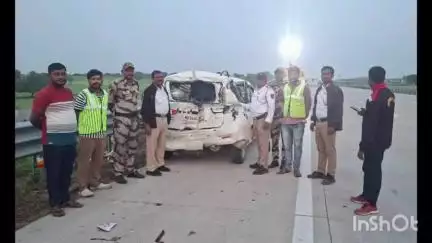 जालना: समृद्धी महामार्गावर जालना गेट जवळ  अज्ञात वाहनाची कारचा धडक...
कार मधील 4 प्रवासी किरकोळ जखमी