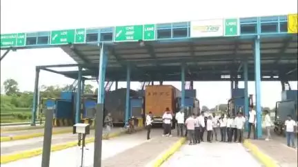 দেৰগাঁও: পুনৰ বিভিন্ন চৰকাৰ বিৰোধী শ্ল'গানেৰে উত্তপ্ত হৈ পৰে দেৰগাঁৱৰ ৰঙামাটিৰ টোলগেটস্থলী, প্ৰতিবাদ দল-সংগঠনৰ
