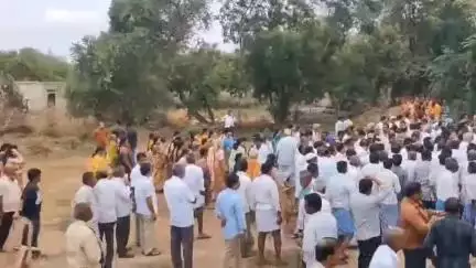 రాయదుర్గం: గరుడచేడులో మాజీసర్పంచ్ అంతిమ యాత్రలో పాల్గొన్న YCP జిల్లాఅధ్యక్షులు వెంకట్రామిరెడ్డి, మెట్టుగోవిందరెడ్డి, మాజీ MP రంగయ్య