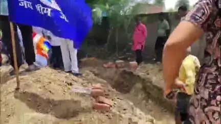 एटा: वार्ड नंबर 1 जाटवपुरा में बाबा साहब अम्बेडकर की प्रतिमा का किया जा रहा है निर्माण, भूमि पूजन कर रखी गई आधारशिला