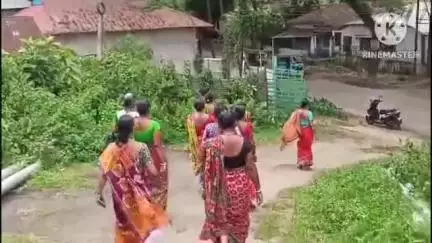 তেলিয়ামুড়া: কল্যাণপুর বাজার কলোনী এলাকার প্রমীলা বাহিনীরা কল্যাণপুর বিদ্যুৎ অফিস ঘেরাও করে