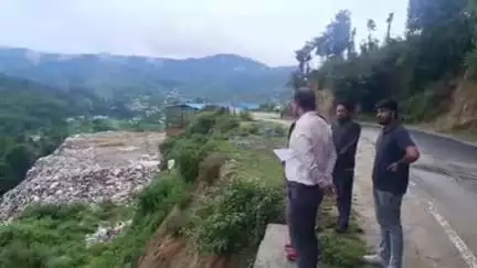 चम्पावत: जिलाधिकारी मनीष कुमार ने ठोस अपशिष्ट निस्तारण स्थल एवं MRF सेंटर का किया निरीक्षण