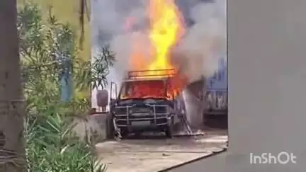 सरदारपुर: ग्राम रिंगनोद में घर के बाहर खड़ी मारुति वैन में लगी आग, आधे घंटे में जलकर राख हुई, क्षेत्र में हड़कंप