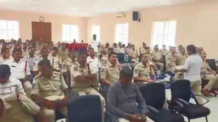 రామగుండం పోలీస్‌ కమిషనరేట్‌ పెద్దపల్లి, మంచిర్యాల జోన్ పోలీస్‌ అధికారులతో పోలీస్‌ కమిషనర్‌ అంబర్ కిషోర్ ఝా గారు ఈరోజు కమిషనరేట్‌ కార్యాలయములో నేర సమీక్షా సమావేశాన్ని నిర్వహించారు.