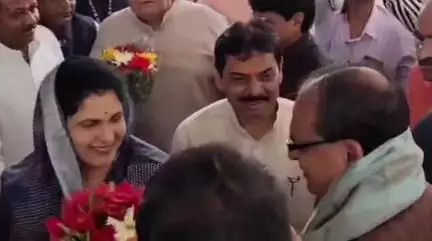 सीहोर नगर: केंद्रीय मंत्री शिवराज चौहान पहुंचे कलेक्ट्रेट, प्रभारी मंत्री व मंत्री करण सिंह वर्मा ने की अगवानी