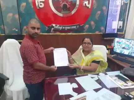 मुंगेर जिला युवा कांग्रेस कमिटी जिला उपाध्यक्ष एडवोकेट प्रणव कुमार ने छोटी नाली का निर्माण करवाने की मांग को लेकर नगर निगम की मेयर कुमकुम देवी को ज्ञापन सौंपा