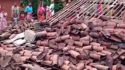 କେନ୍ଦୁଝର ସହର: ଲଗାଣ ବର୍ଷା ଫଳରେ  ନୂଆପଡ଼ା ଗ୍ରାମରେ ଭାଙ୍ଗିଲା ଘର