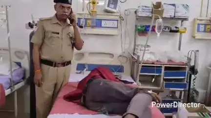 कर्वी: बरौनी अहमदाबाद एक्सप्रेस ट्रेन के जनरल कोच में अचेत अवस्था में मिले यात्री को कर्वी RPF ने जिला अस्पताल में कराया भर्ती