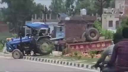 मिल्कीपुर: NH 330A पर रमेश नगर में डंपर की टक्कर से पलटी ईट लदी ट्रैक्टर-ट्राली, चालक एवं राहगीर बाल-बाल बचे
