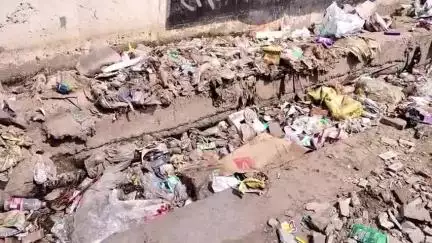 हाथरस: मोहल्ला लाल डिग्गी स्थिति नालों में भरी दिखी गंदगी, स्थानीय लोगों ने कहा महीनों से नहीं हुई सफाई
#jansamasya