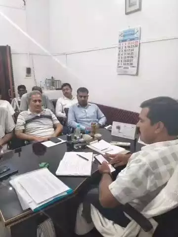 मऊ: परदहां स्थित कृषि विभाग में कृषि अधिकारी ने उर्वरक विक्रेताओं के साथ बैठक की