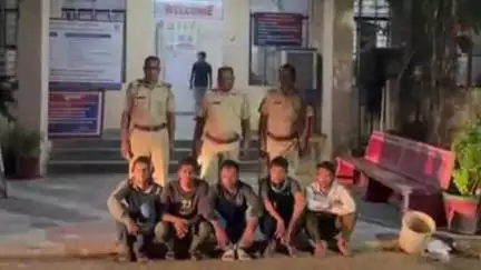 निवाई: टोंक रोड दशहरा मैदान के पास पुलिस ने रुपए पैसों पर ताश पत्ती के साथ जुआ खेलने वाले 5 जनों को किया गिरफ्तार