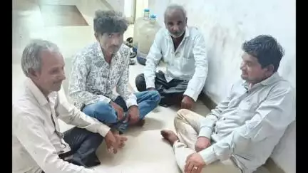 હળવદ: હળવદના ઢવાણા ગામની સીમમાં ચાલતી જુગારની મહેફિલમા પોલીસ ત્રાટકી, જુગાર રમતા ચાર પકડાયા, પાંચ નાસી છુટ્યા
