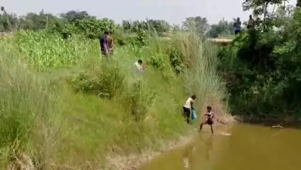 परबत्ता: नयागांव-मड़ैया मार्ग पर पोखर में बोरी में मिला कंकाल, फैली सनसनी