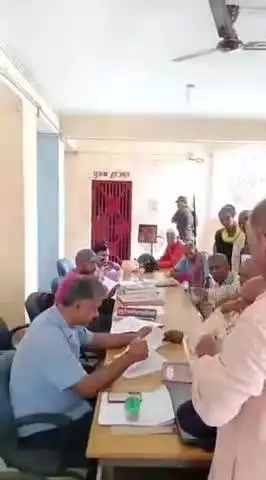 खैरा: खैरा थाना परिसर में शनिवार को जनता दरबार का आयोजन किया गया