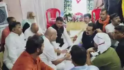 दतिया नगर: पूर्व गृहमंत्री ने रिछरा फाटक पर दुर्गा प्रसाद अहिरवार के परिवार को ₹1,25,000 की अनुग्रह राशि दी