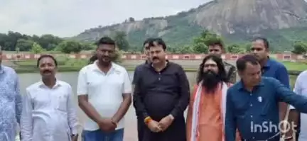 बौंसी: बिहार के पर्यटन मंत्री ने मंदार पर्वत पर बन रहे काशी विश्वनाथ मंदिर के निर्माण कार्य का निरीक्षण किया