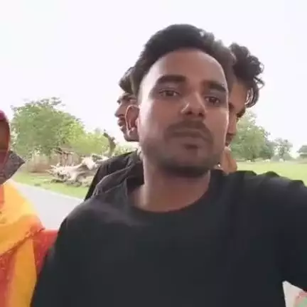 अधौरा थाना छेत्र करर

गाव मे पानी का काफी समसया है लोग पानी के लीए दूर दूर से महिला आदिवासी लोग पानी केलीए जाती है