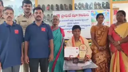 ఎమ్మిగనూరు: ఎమ్మిగనూరు : పదవ తరగతి పరీక్ష ఫలితాల్లో మండల స్థాయిలో తొలి స్థానాలు సాధించిన విద్యార్థులను అభినందించిన ఎస్సై మధుసూదన్