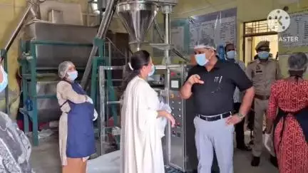 गौरीगंज: जिलाधिकारी ने शहबाजपुर गौरीगंज में आंगनबाड़ी पोषाहार उत्पादन इकाई का किया स्थलीय निरीक्षण
