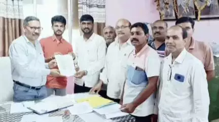 मोर्शी: डोंगर यावली येथील मंजूर उपकेंद्राचे काम सुरू करण्याची मागणी घेऊन, राष्ट्रवादी काँग्रेस पक्षाचे महावितरण अभियंता निवेदन