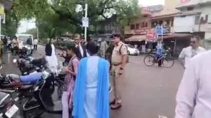 नौगांव: नौगांव कोठी चौराहे पर मजिस्ट्रेट चेकिंग, नगर के चौराहों का लिया जायजा, दुकानदारों को फटकार