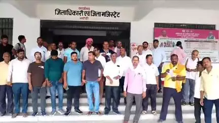 ज्ञानपुर: ज्ञानपुर कलेक्ट्रेट पहुंचे खाद विक्रेताओं ने डीएम से लगाई गुहार