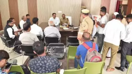 कालपी: कालपी कोतवाली में थाना समाधान दिवस पर अचानक पहुंचे डीएम-एसपी, पुलिसकर्मी हुए चौकन्ने, सभागार फरियादियों से भर गया