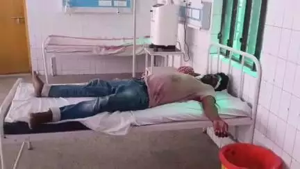 तमकुही राज: तमकुहीराज हाइवे चौराहे पर सवारी बैठाने को लेकर हुई मारपीट, बस स्टाफ का फटा सिर, आंख भी हुई जख्मी