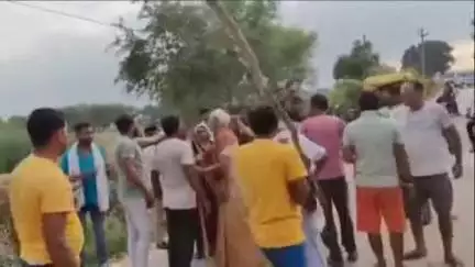 मंझनपुर: दरियापुर में किसी बात को लेकर दो पक्षों में बवाल, चले लाठी-डंडे और लात-घूंसे, वीडियो सामने आने पर पुलिस जांच में जुटी