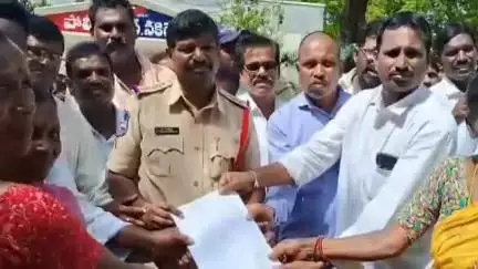 నకిరేకల్: సోషల్ మీడియాలో దుష్ప్రచారం చేస్తున్న వారిపై చర్యలు తీసుకోవాలని నకిరేకల్ పోలీస్ స్టేషన్ ఎదుట మంగళపల్లి గ్రామస్తుల నిరసన