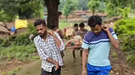 सिमडेगा: चुनदियारी में सड़क नहीं होने से एम्बुलेंस रास्ते में खराब, भाजपा नेता श्रद्धानंद बेसरा ने सरकार को घेरा