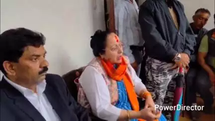 नैनीताल: निकाय व सफाई कर्मचारी संघ की हड़ताल के बाद विधायक सरिता आर्य और एसडीएम नवाजिश खलीक पालिका पहुंचे