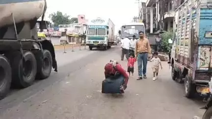 बड़वाह: 12 ज्योतिर्लिंगों व 4 धाम की 10 हज़ार किलोमीटर की दंडवत यात्रा पर निकले पथिक मुनि बड़वाह से ओंकारेश्वर के लिए हुए रवाना