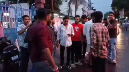 ইংরেজবাজার: সোশ্যাল মিডিয়ায় সাম্প্রদায়িক উত্তেজনা ছড়ানোর চেষ্টা করে কটুক্তি দুই যুবককে গ্রেফতার করল ইংলিশ বাজার থানার পুলিশ