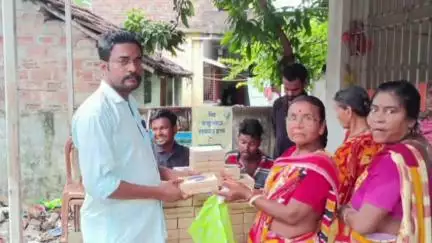বারাসাত ১: দত্তপুকুরে রেশন কার্ডের মাধ্যমে দীঘার জগন্নাথ মন্দিরের প্রসাদ বিতরণ: আপ্লুত এলাকাবাসী