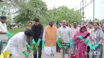 रायसेन: जनप्रतिनिधियों और अधिकारियों ने पौधे लगाकर पर्यावरण संरक्षण का संदेश दिया