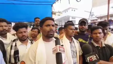दंतेवाड़ा: किरन्दुल में एनएमडीसी के खिलाफ तीन जिलों के ग्रामीणों का धरना शनिवार को तीसरे दिन भी जारी